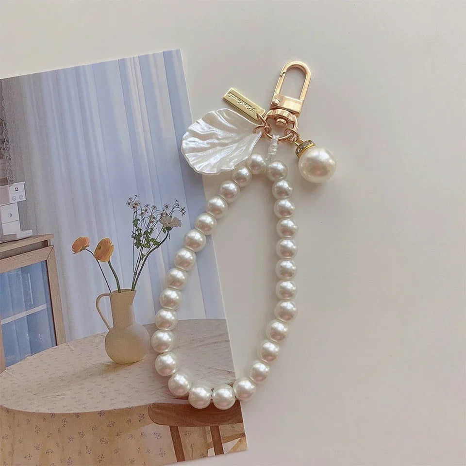 Niedlicher Taschenanhänger, Accessoire in Gold mit Perlenkette und Anhänger