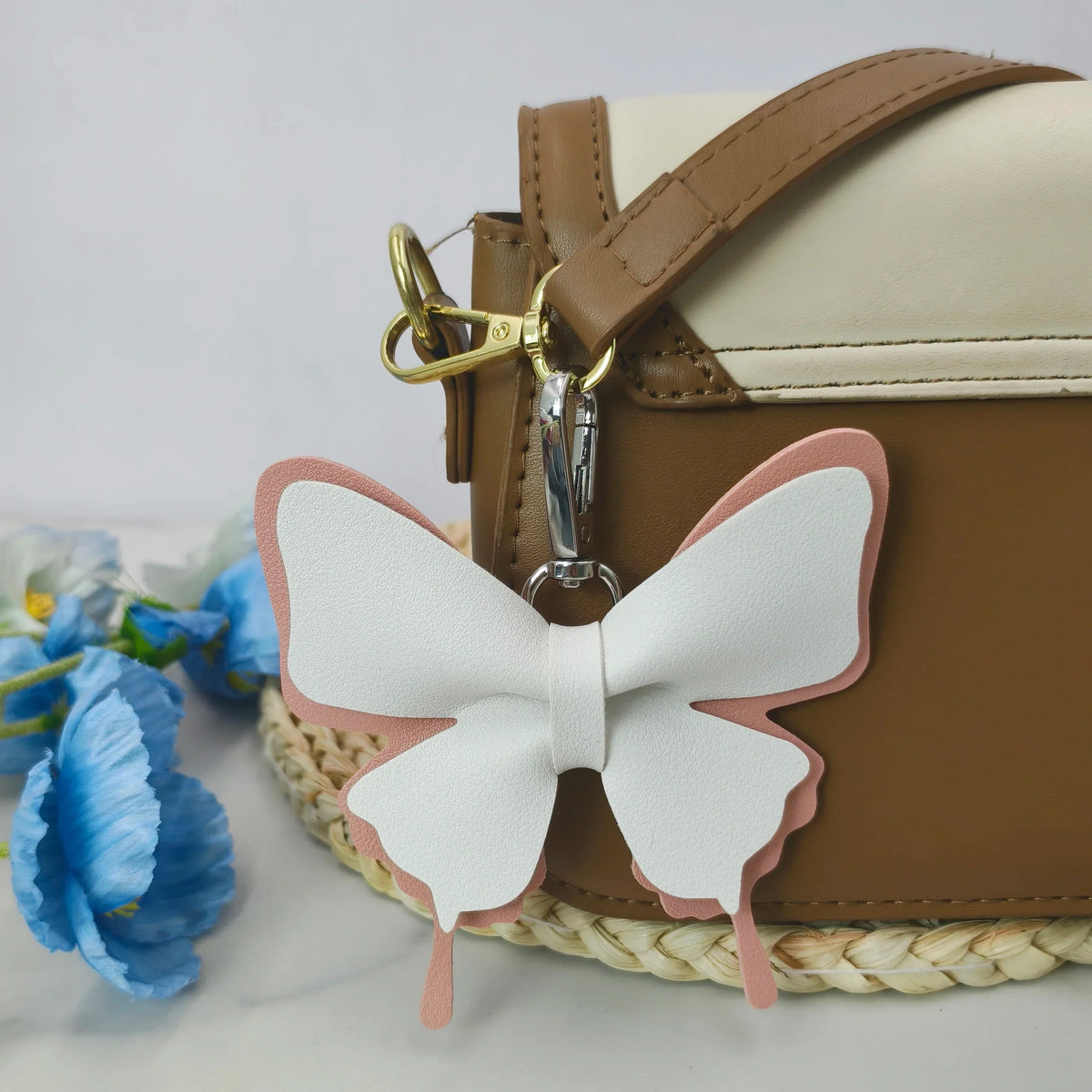 Niedlicher Taschenanhänger, Schlüsselanhänger in Gold mit Schmetterling-Anhänger