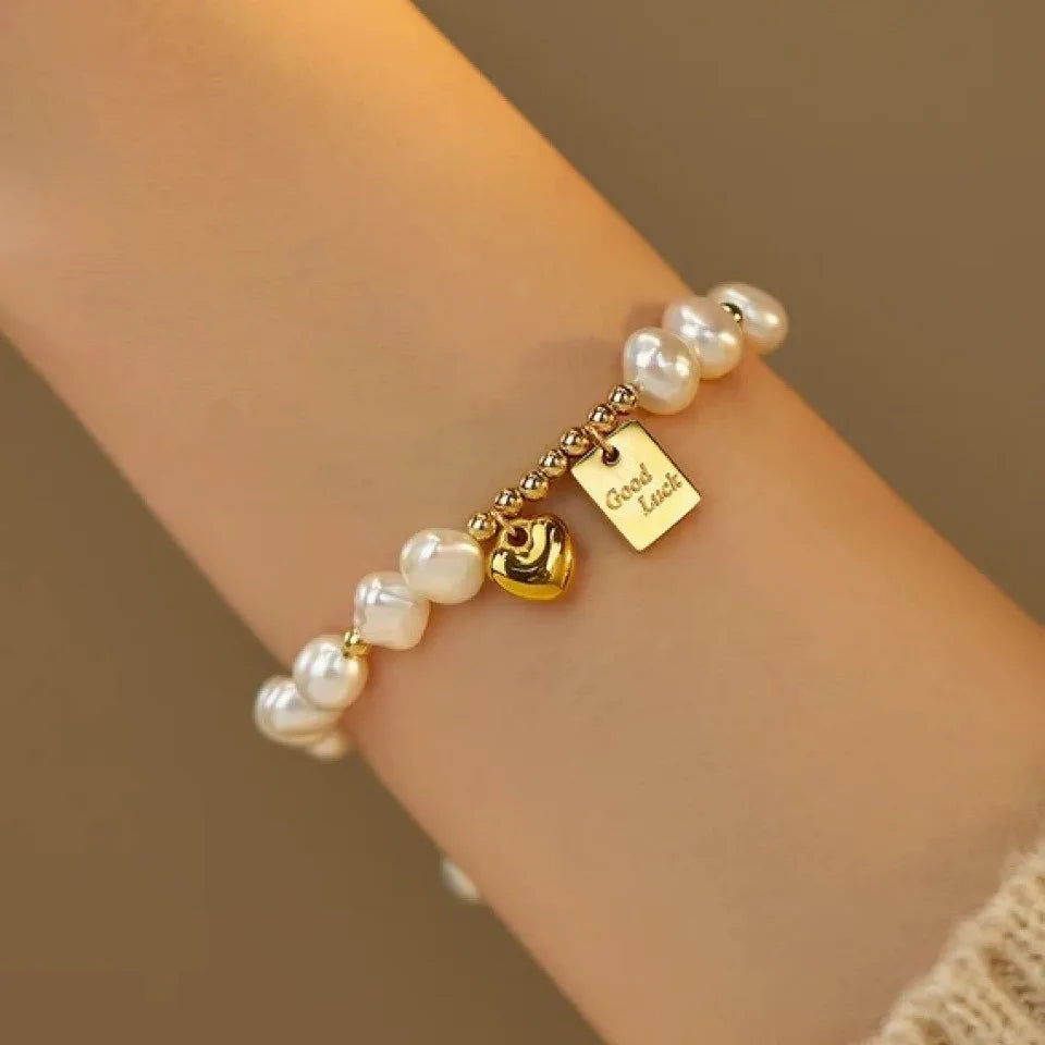 Elegante Perlenhalskette und Armband, mit kleinem Herz - Motiv