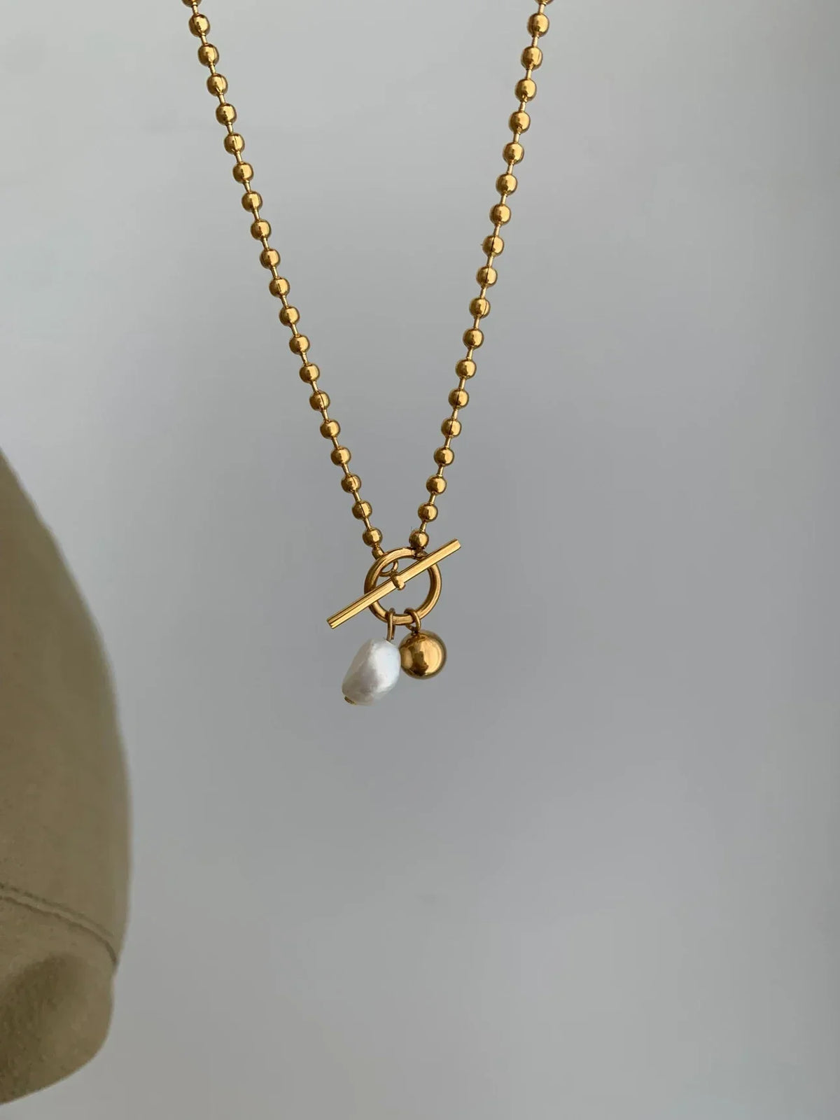 Elegante Halskette in Gold mit Perlenanhänger