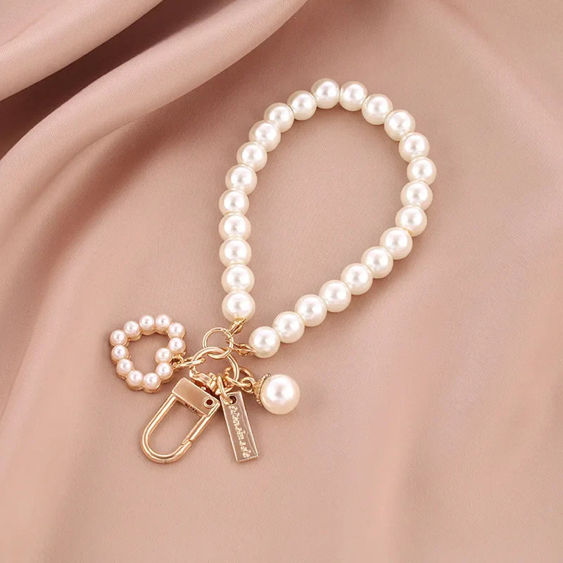 Niedlicher Taschenanhänger, Accessoire in Gold mit Perlenkette und Anhänger