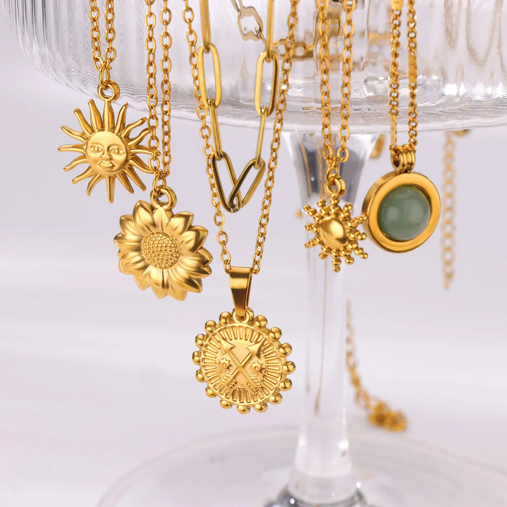 Elegante Halskette in Gold, mit verschiedenen Anhängern