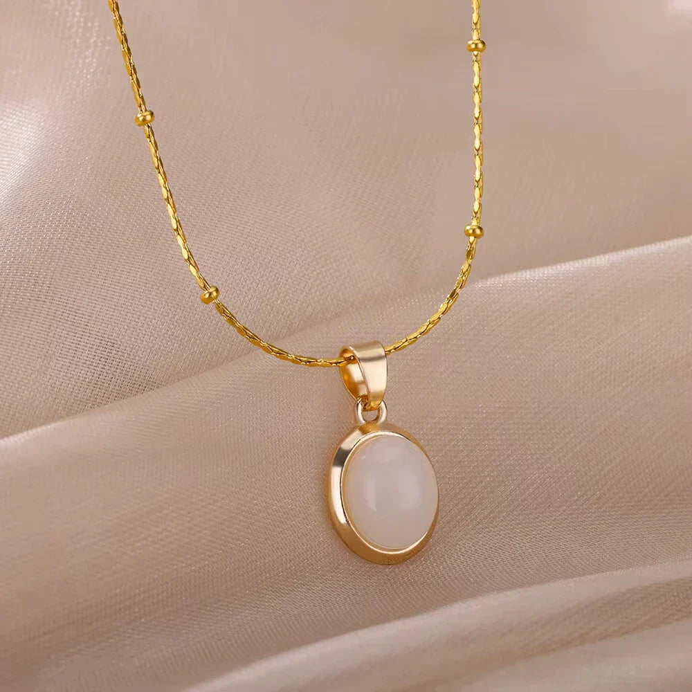 Elegante Halskette mit verschiedenen Edelstein - Anhängern