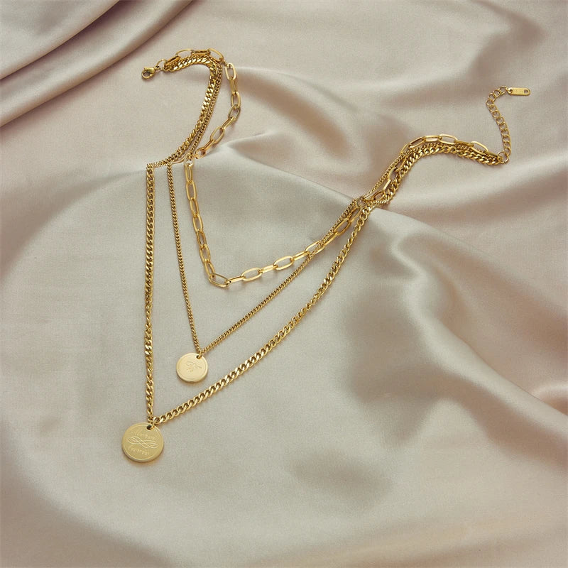 Elegante Halsketten mit Anhängern in Gold, zeitlos und elegant