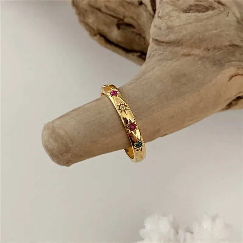 Eleganter, feiner Ring mit bunten Steinen