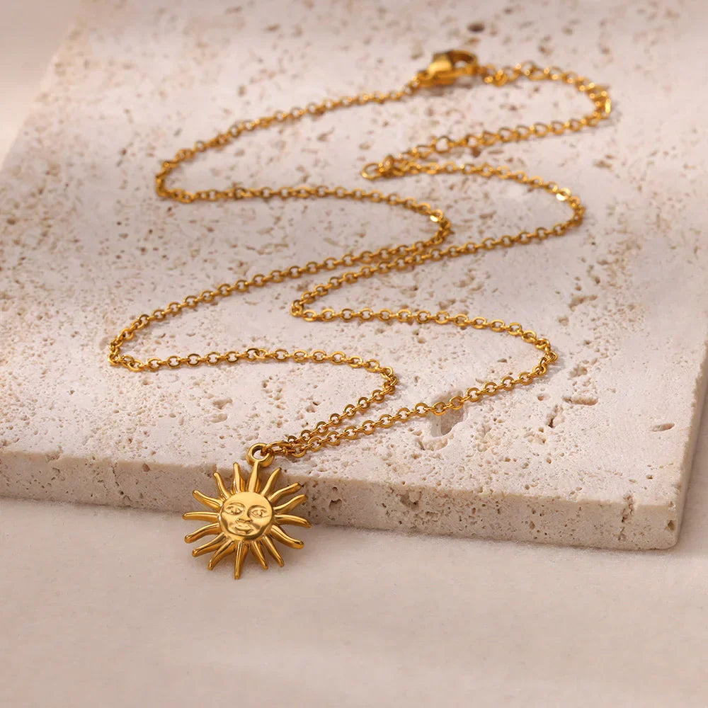 Elegante Halskette in Gold, mit verschiedenen Anhängern