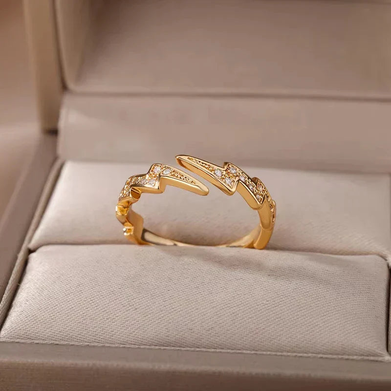 Elegante Ringe in Gold, verschiedene Designs