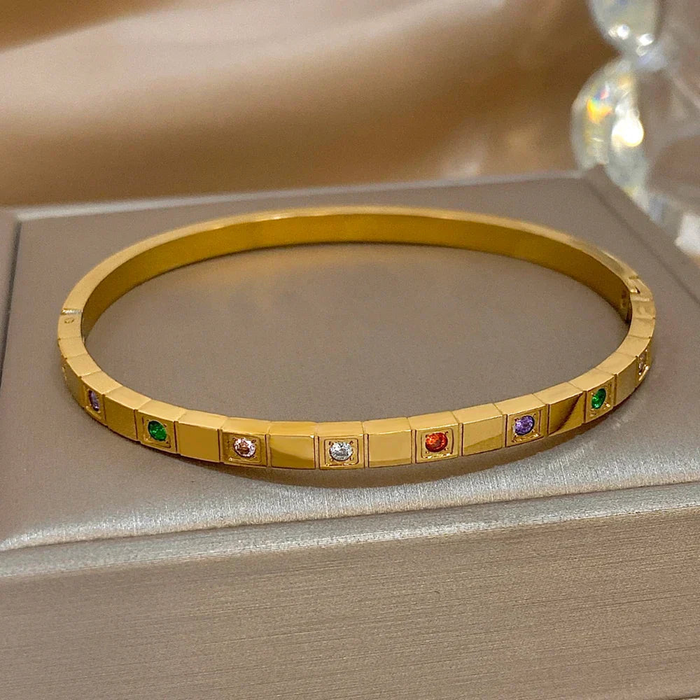 Eleganter Armreif mit kleinen bunten Steinen, zeitlos und elegant