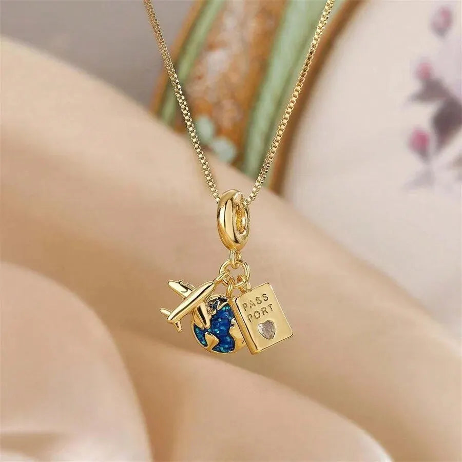 Elegante Halskette mit Reise-Anhängern in Gold