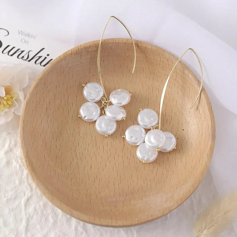 Elegante, hängende Ohrringe mit Perlen, zeitlos und elegant.