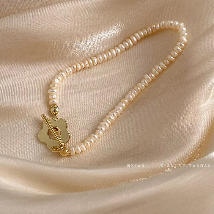 Elegante Perlenhalskette, Perlenarmkette mit goldfarbenem Blumenverschluss