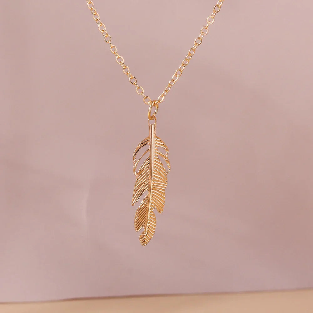 Elegante Halskette mit verschiedenen Motiv - Anhängern