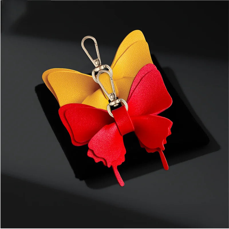 Niedlicher Taschenanhänger, Schlüsselanhänger in Gold mit Schmetterling-Anhänger