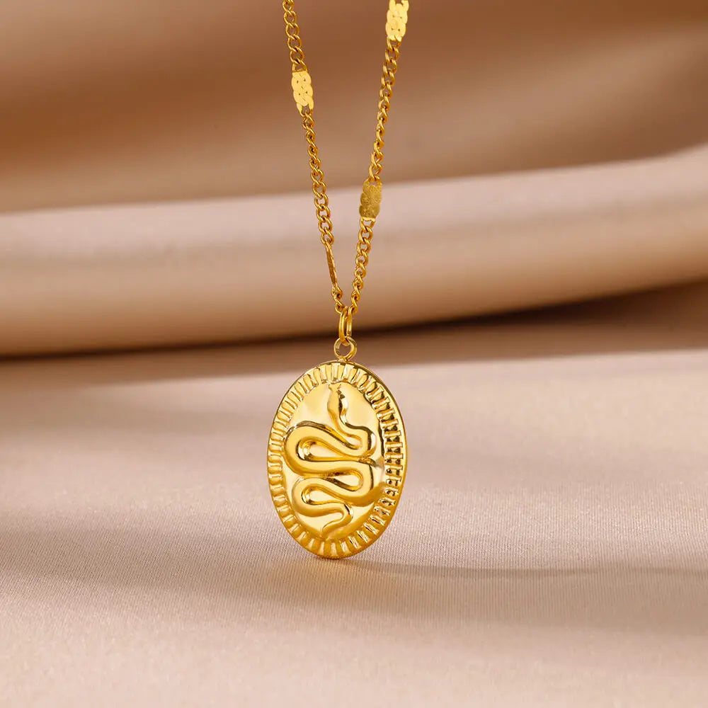 Elegante Halskette in Gold, mit verschiedenen Anhängern