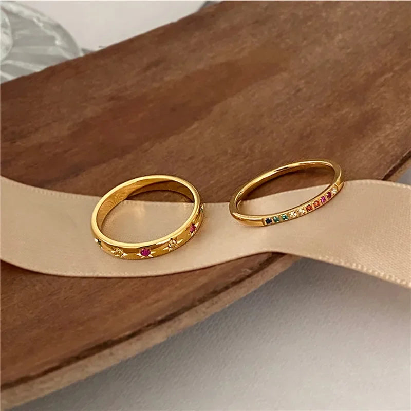 Eleganter, feiner Ring mit bunten Steinen