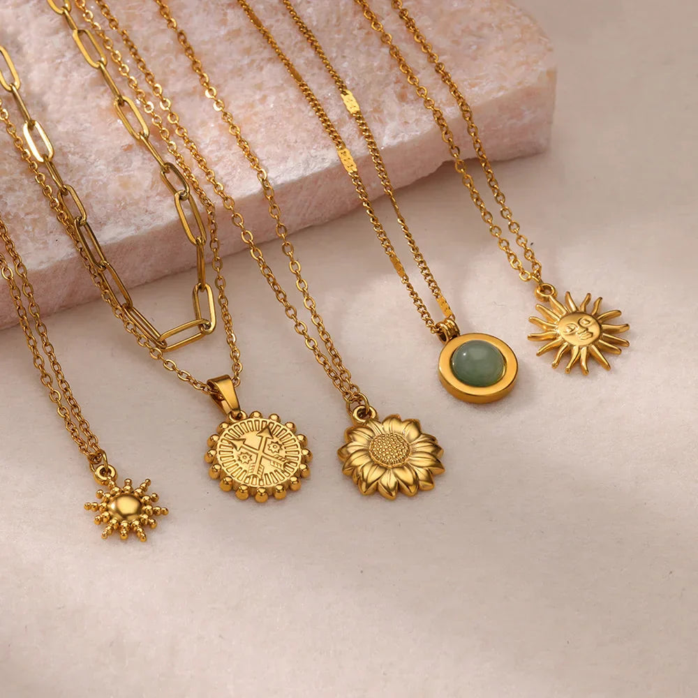Elegante Halskette in Gold, mit verschiedenen Anhängern