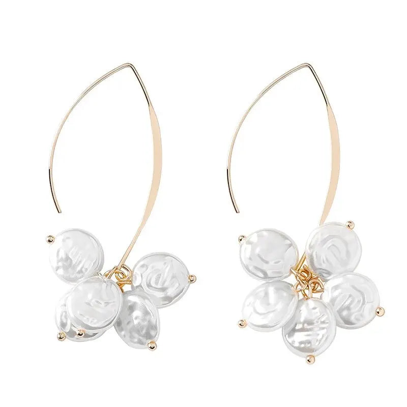 Elegante, hängende Ohrringe mit Perlen, zeitlos und elegant.